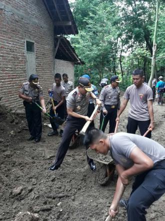Polda DIY Bantu Bersihkan Longsor Di Wonolelo