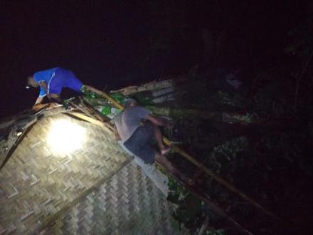 Tanah Longsor Menimpa Rumah Mugiyanto