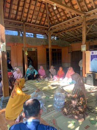 Kelompok 09 Purworejo A PBL STikes Surya Global adakan Pelatihan Pengelolaan Sampah